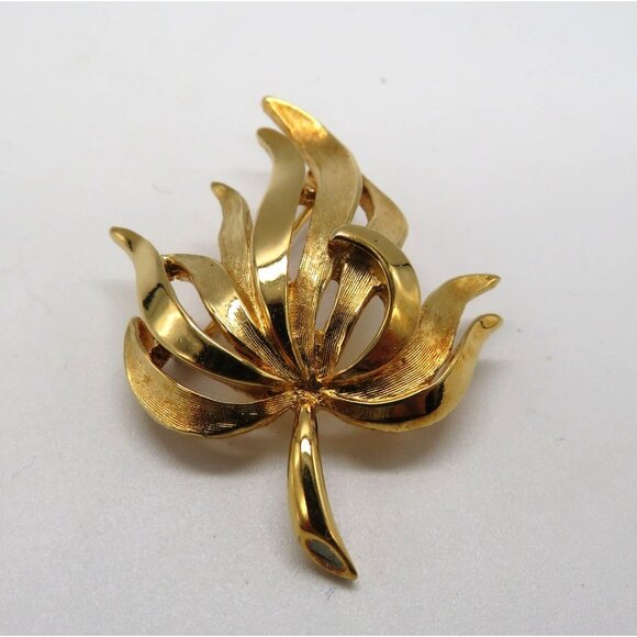Vintage Leaf Brooch Gold Tone Brushed Polished Pin - Picture 2 of 10